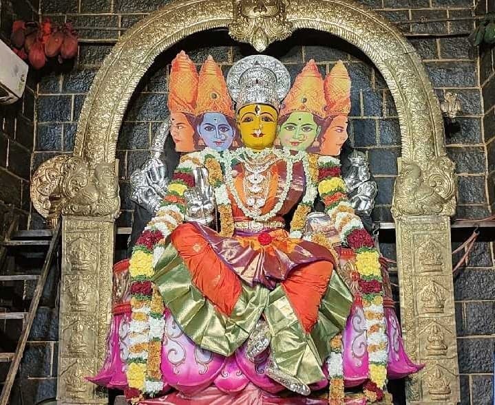 గాయత్రీ దేవిగా దుర్గా భవానీ దర్శనం - Udayam