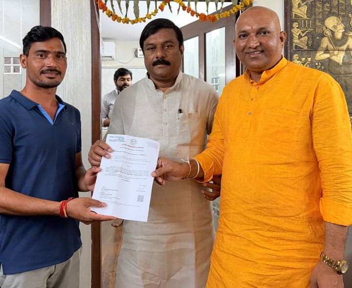బాధిత కుటుంబాలకు ఎల్వోసీ చెక్కులు అందజేసిన ఎమ్మెల్యే ఏలేటి