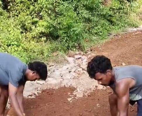చందాలు వేసుకుని రోడ్డు నిర్మాణం