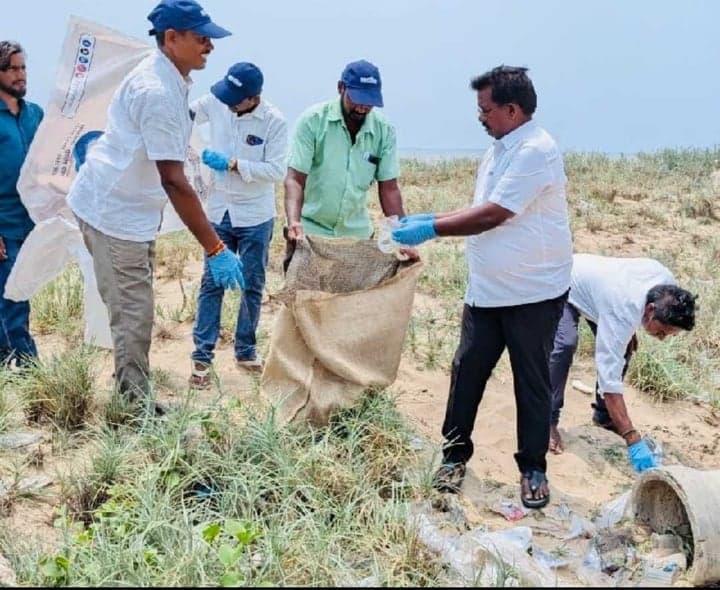 బీచ్‌లో ఎమ్మెల్యే శ్రమదానం - Udayam