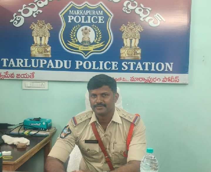 కళ్లలో కారం చల్లి బంగారు చైన్ చోరీ - Udayam
