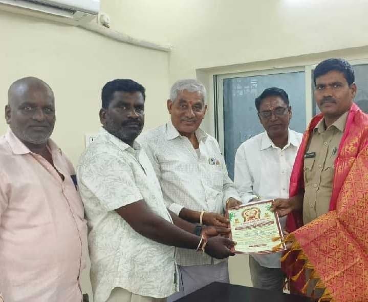 దసరా ఉత్సవాలకు సీఐ హనుమంతప్పకు ఆహ్వానం - Udayam