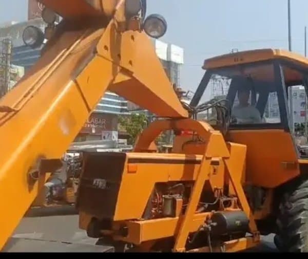 రోడ్డు దాటుతుండగా ప్రమాదం: యువతికి తీవ్ర గాయాలు! - Udayam Digital