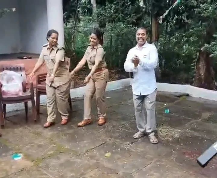 జెండా వేడుకల్లో సినిమా పాటలు