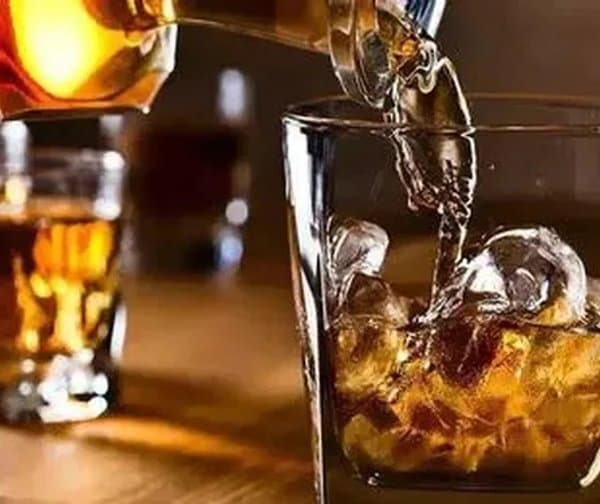 మందుబాబులకు షాక్.. తెలంగాణలో మద్యం ధరల పెంపు