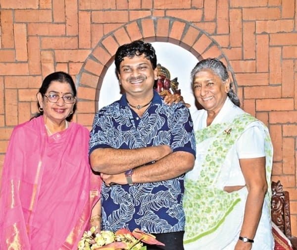 గానకోకిల జానకి మృతి చెందారు