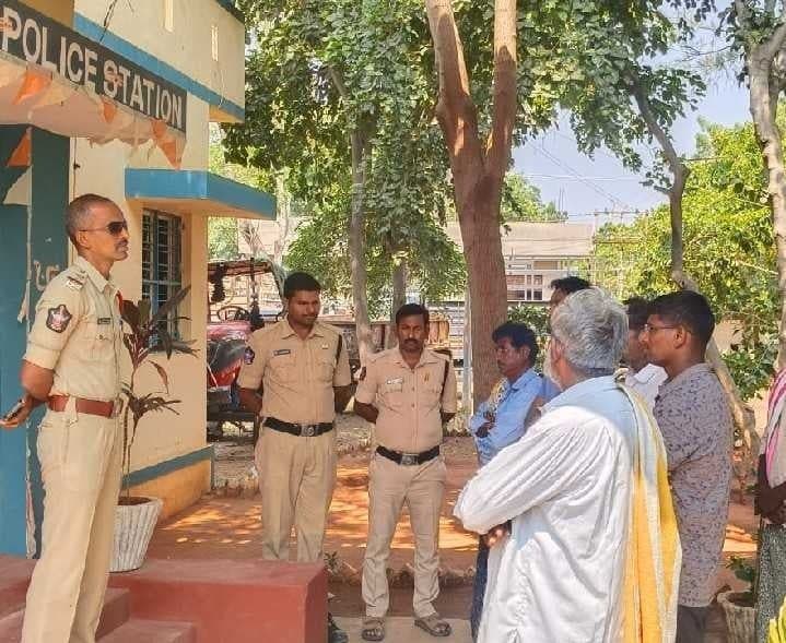 నందవరం రౌడీషీటర్లకు ఎస్ఐ వార్నింగ్ - Udayam