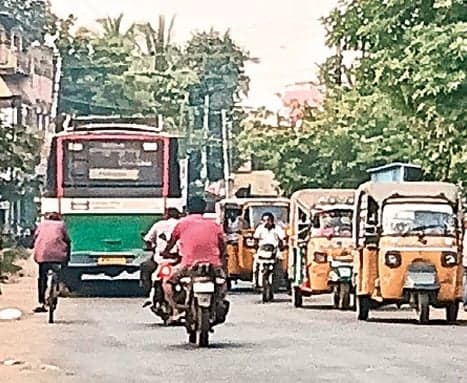 ధవళేశ్వరం రోడ్డులో నిత్యం ప్రమాదాలు
