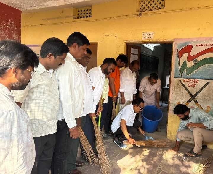 చీపురు పట్టిన ఆదిలాబాద్‌ ఎంపీ