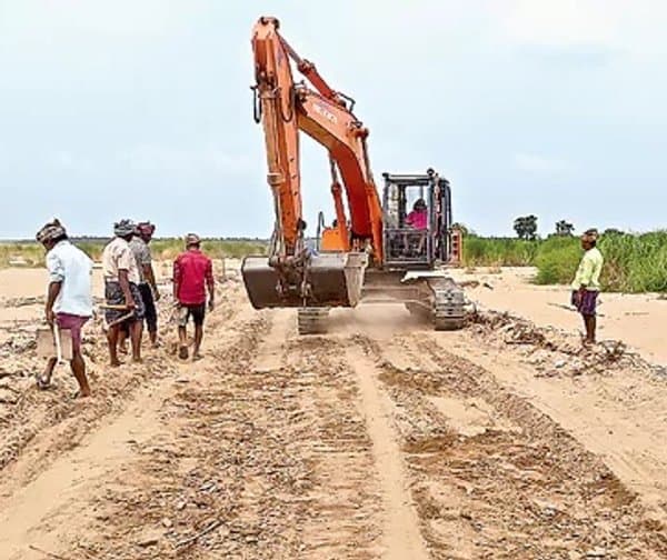 నదీపాయల్లో ఇసుక దందా
