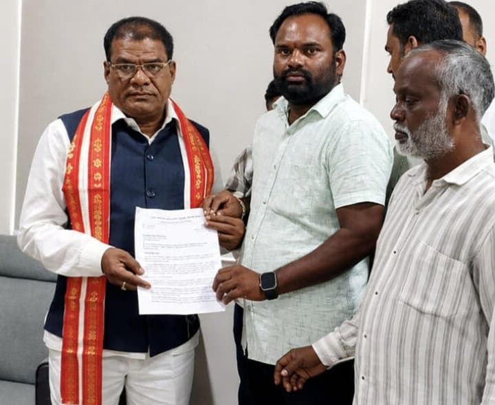 మిషన్‌ భగీరథ కార్మికుల సమస్యలపై ఫిర్యాదు