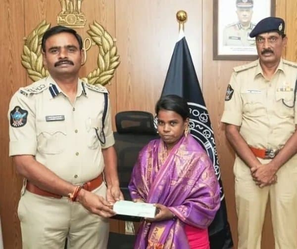 నిజాయతీకి సెల్యూట్: రూ.45 లక్షల బంగారం తిరిగి అప్పగింత