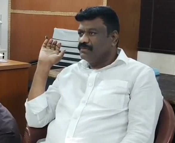 కమిషనర్‌ చాంబర్‌ ఎదుట కార్పొరేటర్ల నిరసన - Udayam