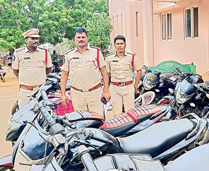 అంతర్రాష్ట్ర బైక్‌ దొంగల ముఠా అరెస్ట్‌