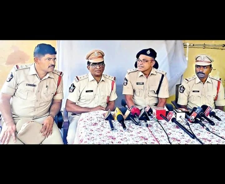 బెదిరించి నగదు వసూలు