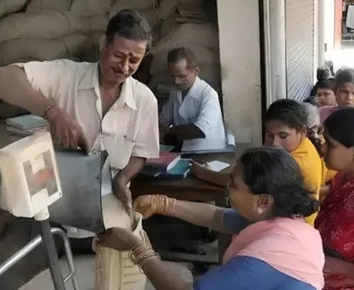 ఒకేసారి మూడు నెలల బియ్యం పంపిణీ