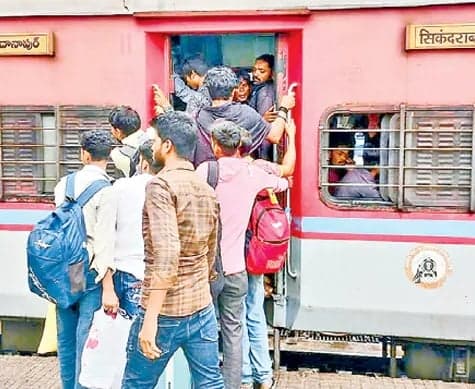 బతుకమ్మ, దసరా రద్దీ: రైళ్లలో నిండిన సీట్లు.. పట్టించుకోని రైల్వే