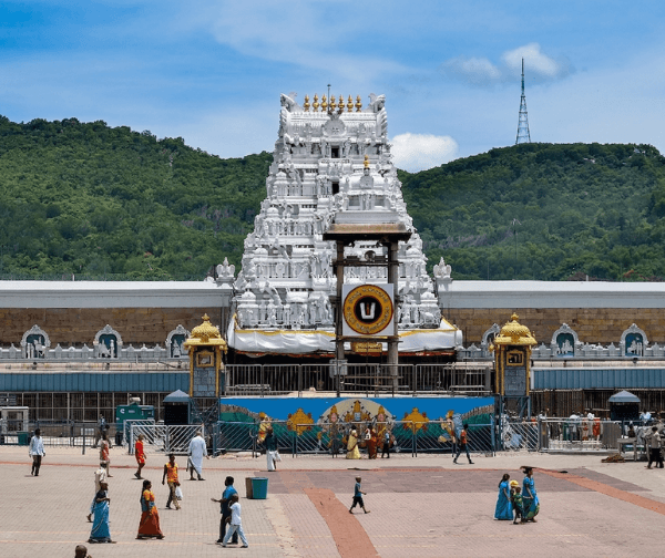 తిరుమలలో భక్తుల రద్దీ: స్వామి దర్శనానికి 12 గంటల నిరీక్షణ!
