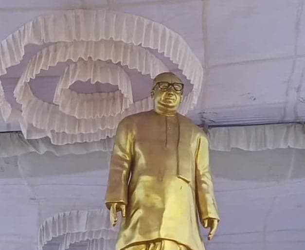 ఎన్నికల కోడ్‌లోనూ విగ్రహానికి మినహాయింపా? - Udayam