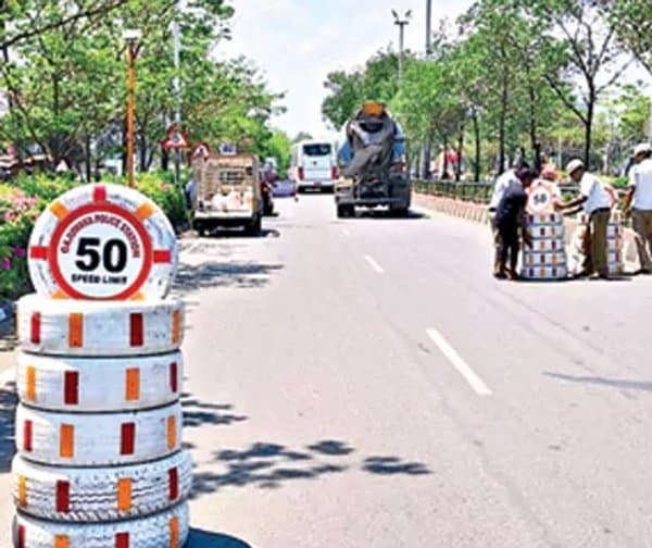 ప్రమాదాల నివారణకు పోలీసుల 'టైర్ల' ప్రయోగం