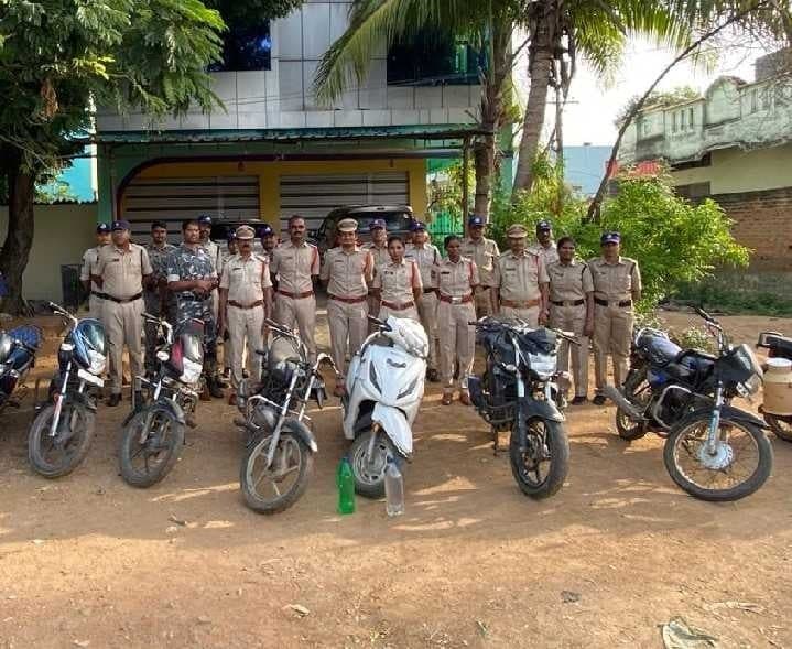 భవానీనగర్ తండాలో పోలీసుల తనిఖీలు - Udayam
