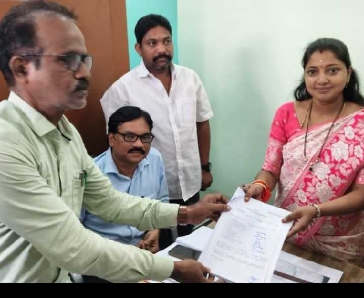 ఇచ్ఛాపురంలో వైసీపీ ఛైర్‌పర్సన్ నామినేషన్ - Udayam