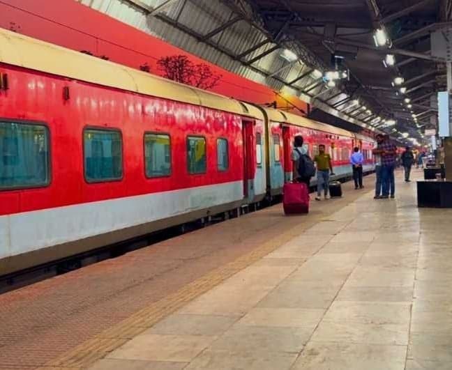 విశాఖ-తిరుపతి ఎక్స్‌ప్రెస్ గంట ఆలస్యం - Udayam