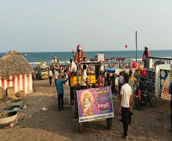 కొత్తపట్నం బీచ్‌లో ఘనంగా గణేశ్‌ నిమజ్జనం - Udayam