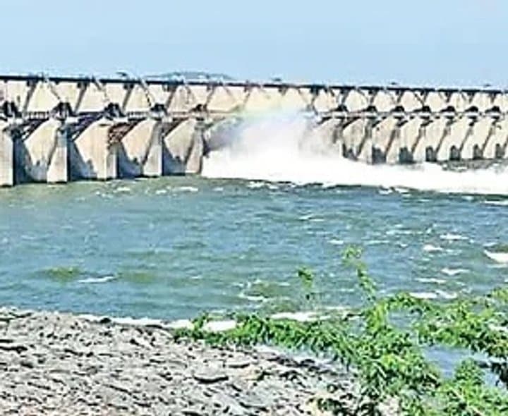 ఎగువ ప్రవాహాలపై రైతుల ఎదురుచూపులు - Udayam