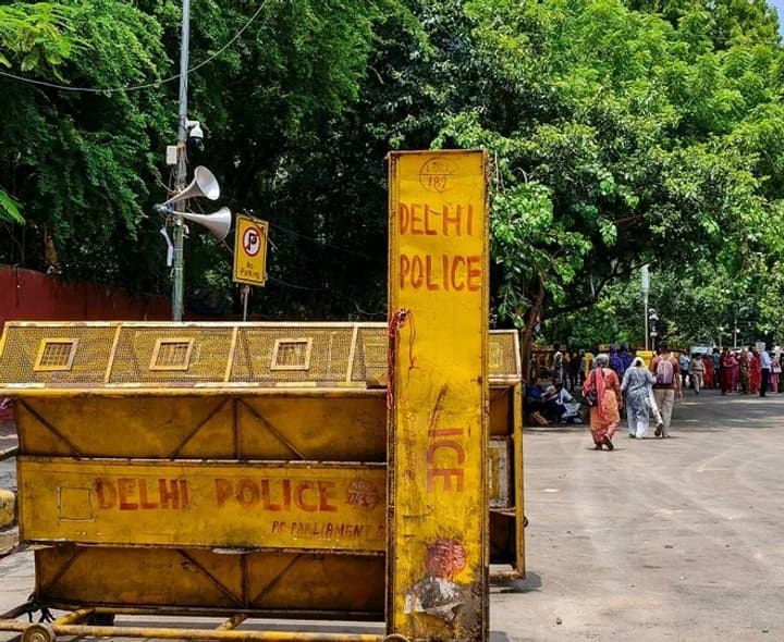ప్రదర్శనలకు అనుమతి ఉందని వెల్లడి