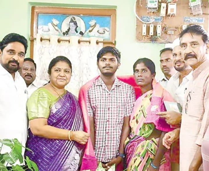 గుడారంలో నివసిస్తూ యువ రచయితగా అద్భుతం