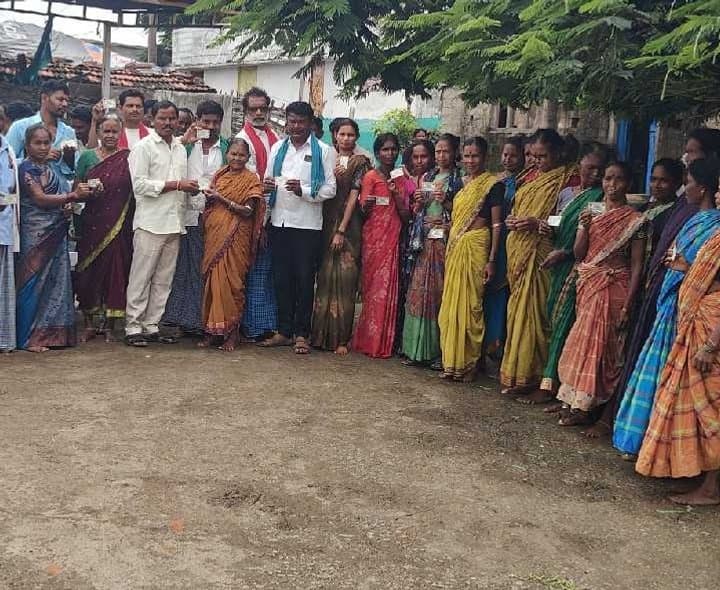 రాఘాపూర్‌లో లబ్ధిదారులకు స్మార్ట్ రేషన్ కార్డులు