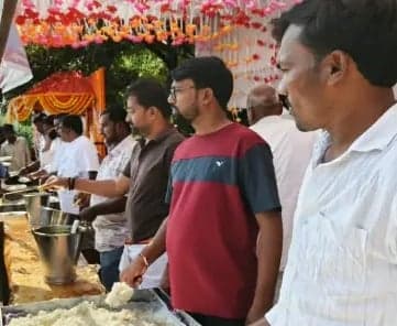 పాదయాత్ర భక్తులకు అన్నదానం చేసిన మాజీ సైనికులు