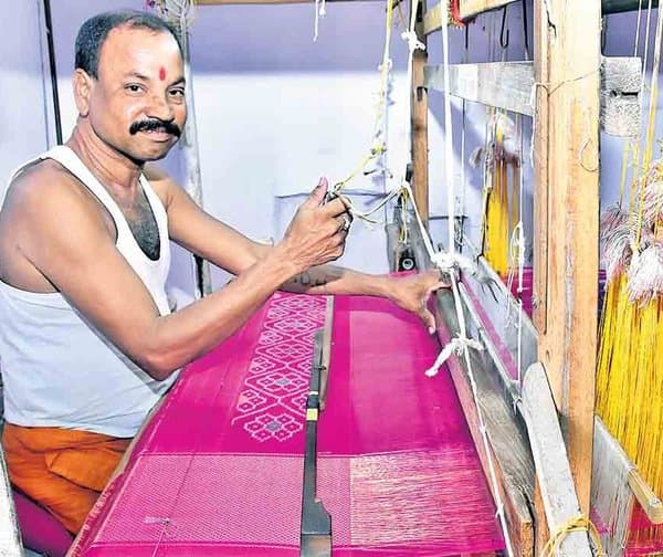 నేతన్నల అకౌంట్లలోకి నగదు జమ