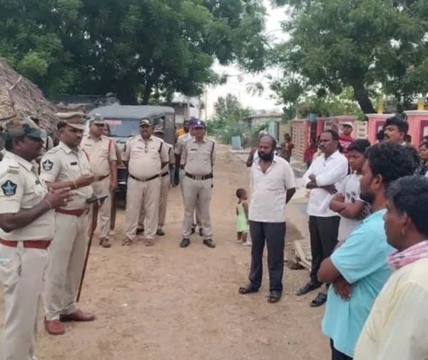 ఉప్పులగుట్టలో పోలీసుల తనిఖీలు - Udayam Digital