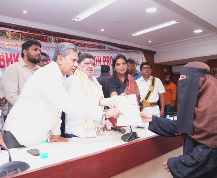 లబ్ధిదారులకు డబుల్ బెడ్‌రూమ్ ఇళ్ల పట్టాలు పంపిణీ - gallery image 3