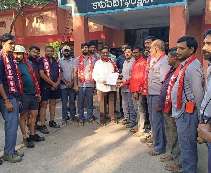 కార్మికుల సమస్యలు పరిష్కరించాలి - Udayam