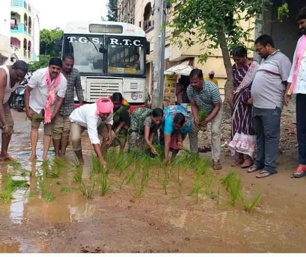 మేడ్చల్‌లో రోడ్ల దుస్థితిపై బీఆర్ఎస్ నిరసన