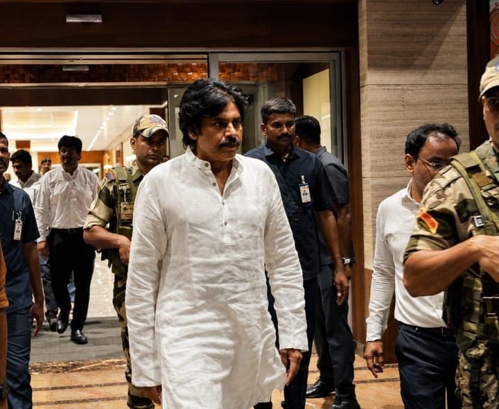 కేరళకు చేరుకున్న పవన్ కళ్యాణ్