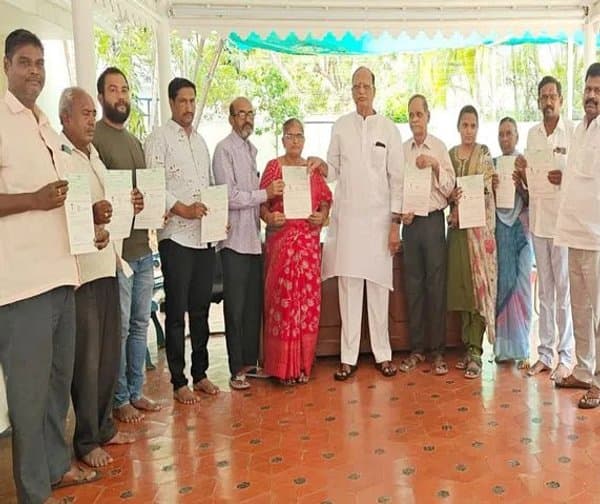 నిరుపేదలకు సీఎంఆర్ఎఫ్ చెక్కుల పంపిణీ