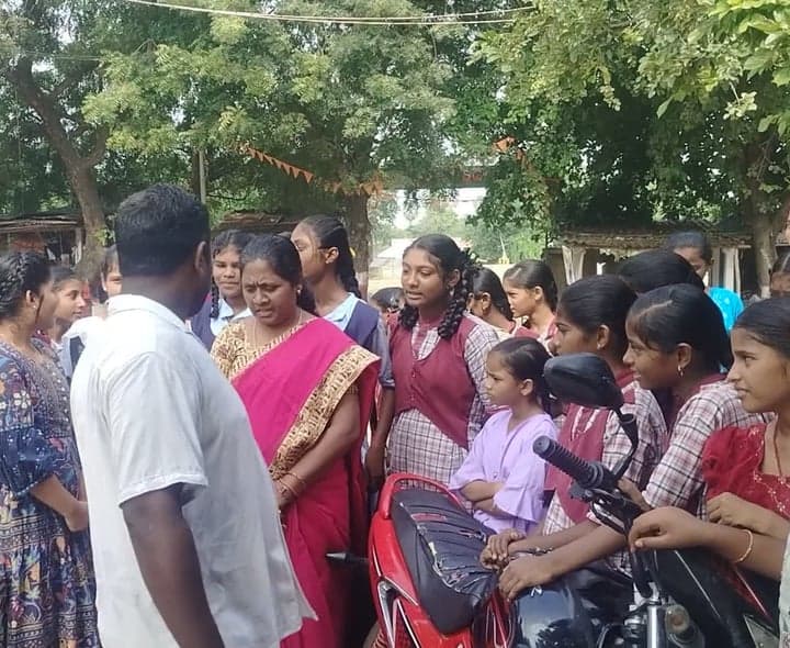 సోషల్‌ టీచర్‌ కోసం విద్యార్థుల ఆందోళన