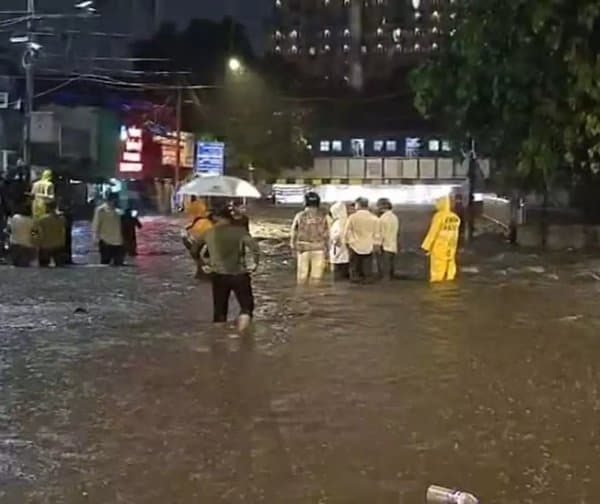 ముంబయిని ముంచెత్తిన వర్షాలు: రవాణా స్తంభన