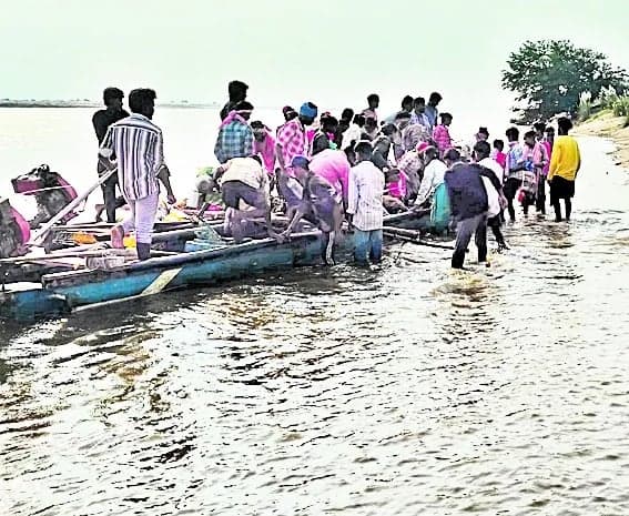 గోదావరి వరద: చర్ల మండలంలో 200 కూలీలు చిక్కుకున్నారు
