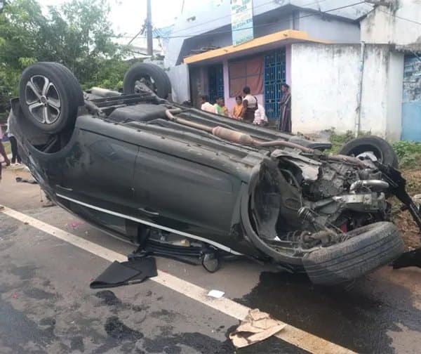 పెళ్లి కారు బోల్తా: ప్రాణాలతో బయటపడ్డ నూతన జంట