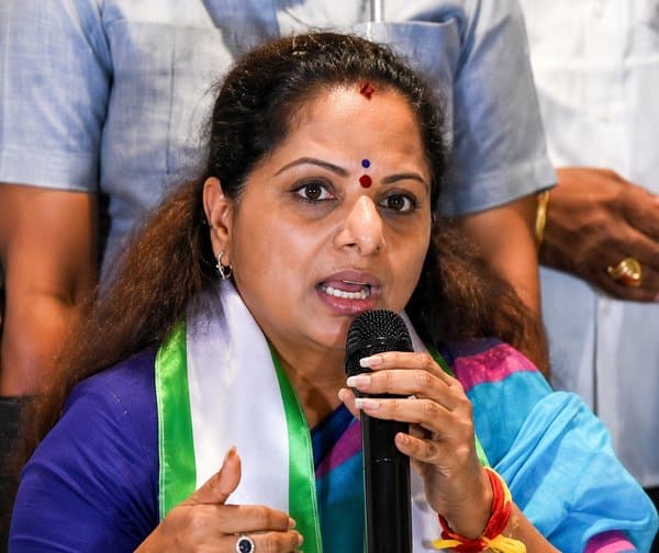 భూ ఆక్రమణలపై కవిత పోరాటం - Udayam Digital