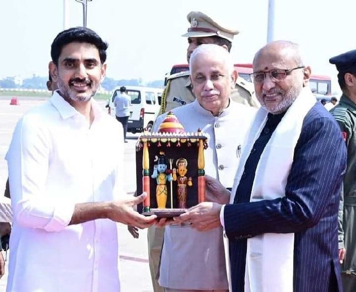 ఉపరాష్ట్రపతికి కొండపల్లి శిల్పకళాకృతి