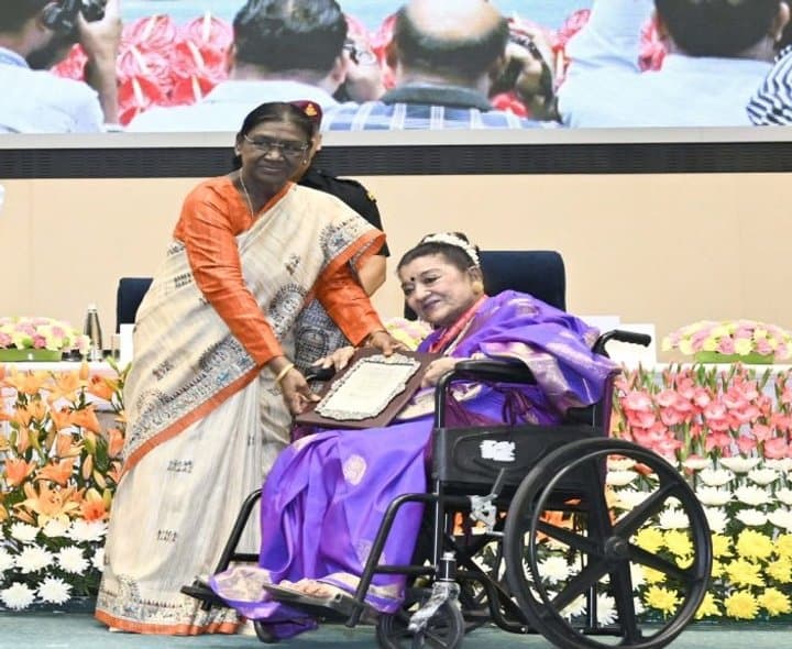 ముర్ము చేతుల మీదుగా కళాకారులకు పురస్కారాలు