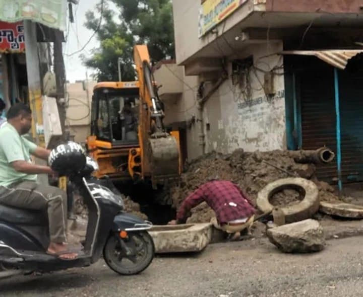 ఉప్పుగూడలో డ్రైనేజ్‌ మరమ్మతులు.. రాకపోకలకు అంతరాయం