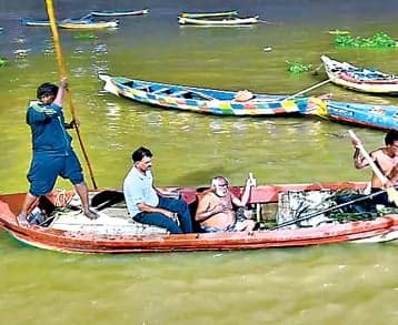 కృష్ణానదిలో ఆత్మహత్యాయత్నం.. వృద్ధుడిని కాపాడిన ఎస్సై
