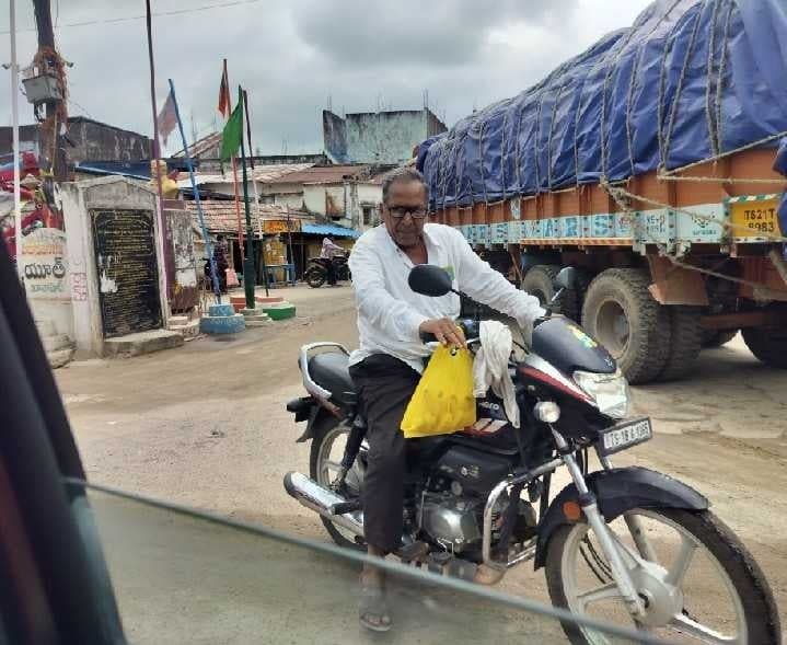 ఖానాపూర్‌లో ట్రాఫిక్‌కు అంతరాయం - Udayam